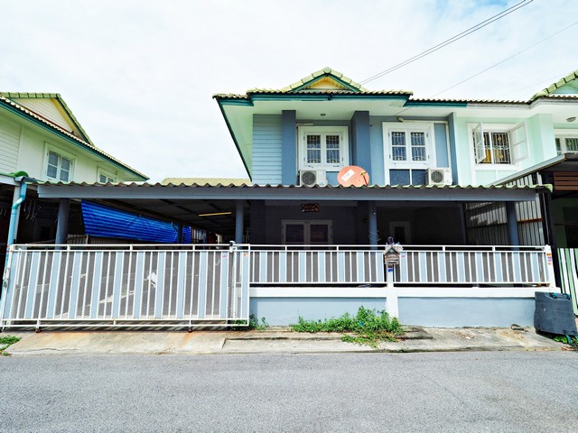 รหัสทรัพย์ 66007ทาวน์เฮ้าส์ 2 ชั้น หมู่บ้านพฤกษา30/1  บางคูรัด นนทบุรีพิกัดที่ตั้ง : ถนนหมายเลข1002  ซอยวัดลาดปลาดุก อำเภอบางบัวทอง จังหวัดนนทบุรี 11110รายละเอียดทรัพย์ -  ขนาดที่ดิน 35 ตารางวา พื้นที่ใช้สอยประมาณ 120 ตารางเมตร-  แบบบ้านมี 3 ห้องนอน 2 ห้องน้ำ 1 ห้องรับแขก 1 ห้องครัวต่อเติม พร้อมเคาท์เตอร์ครัว-  ติดตั้งหลังคาหน้าบ้าน และ หลังคาที่จอดรถ -  จอดรถภายในบ้านได้ 2 คัน -  มี�