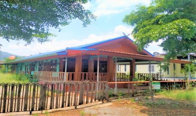 รายละเอียดเพิ่มเติมCode ID :  PKK02-15106ราคาขาย       4,923,000 บาท- ขนาดพื้นที่ :    275 ตร.ว (2 งาน / 75 ตร.ว)- พื้นที่ใช้สอย :     275.75 ตร.ม- จำนวนห้อง :     6 ห้องนอน 6 ห้องน้ำ - จอดรถ :      1-2 คัน- บ้านเดี่ยว :       1 ชั้น- บ้านเดี่ยวหันทางทิศ :- อายุอาคาร :  8 ปีพิกัดทรัพย์ :   https://maps.app.goo.gl/HcNSLLfiR6aC8k5t8สถานที่ใกล้เคียง- ใกล้โลตัส โกเฟรช ภูกระดึง- ใกล้โรงพยาบาลภูกระดึง - ใกล้โรงเรียนชุมชนบ้านผานกเค้า- ใกล้ดป่าวังไผ่พัฒนารามสอบถามเ