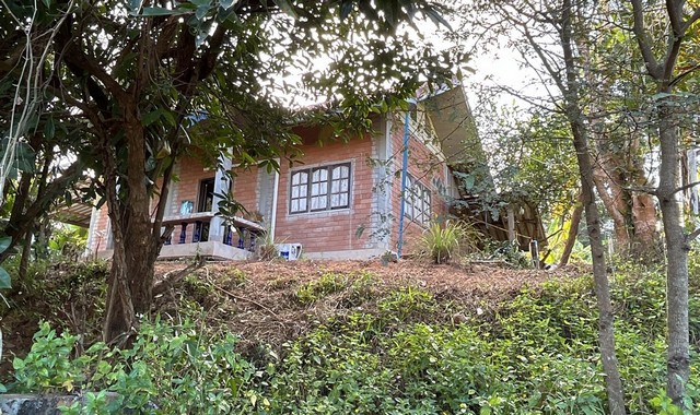 รายละเอียดเพิ่มเติมCode ID :  PKK02-15073ราคาขาย       3,212,000 บาท- ขนาดพื้นที่ :    1,096 ตร.ว (2 ไร่ / 2 งาน / 96 ตร.ว)- พื้นที่ใช้สอย :      67.50 ตร.ม- จำนวนห้อง :     2 ห้องนอน 2 ห้องน้ำ - จอดรถ :      1-2 คัน- บ้านเดี่ยว :   1 ชั้น- บ้านเดี่ยวหันทางทิศ :- อายุอาคาร :  13 ปีพิกัดทรัพย์ :   https://maps.app.goo.gl/hBF5R91suNjdZW9t5สถานที่ใกล้เคียง- ใกล้โรงเรียนบ้านขอนแก่น - ใกล้โรงเรียนบ้านเมี่ยง- ใกล้วัดโพธิ์ชัยบ้านเมี่ยง- ใกล้โรงเรียนบ้านท่าลี่สอบถาม