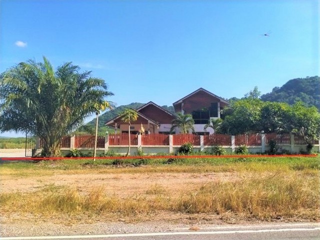 รายละเอียดเพิ่มเติมCode ID :  PKK02-14794ราคาขาย       34,689,000 บาท- ขนาดพื้นที่ :    10,857 ตร.ว (27 ไร่ / 57 ตร.ว)- พื้นที่ใช้สอย :      231 ตร.ม- จำนวนห้อง :   2 ห้องนอน 2 ห้องน้ำ - จอดรถ :     1-2 คัน- บ้านครึ่งตึกครึ่งไม้ : 2 ชั้น- บ้านครึ่งตึกครึ่งไม้หันทางทิศ :- อายุอาคาร : 9 ปีพิกัดทรัพย์ :   https://maps.app.goo.gl/AkdZfEcvB591C6G28สถานที่ใกล้เคียง- ใกล้โรงพยาบาลส่งเสริมสุขภาพตำบลตำบลอาฮี - ใกล้โรงเรียนบ้านห้วยคัง- ใกล้โรงเรียนบ้านน้ำพาน- ใ