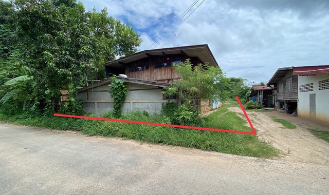 รายละเอียดเพิ่มเติมCode ID :  PKK02-08808ราคาขาย       1,192,000 บาท- ขนาดพื้นที่ : 429 ตร.ว (1 ไร่ / 29 ตร.ว)- พื้นที่ใช้สอย :   235.75 ตร.ม- จำนวนห้อง : - ห้องนอน 1 ห้องน้ำ - จอดรถ :    1-2 คัน- บ้านครึ่งตึกครึ่งไม้ : 2 ชั้น- บ้านครึ่งตึกครึ่งไม้หันทางทิศ :- อายุอาคาร : 27 ปีพิกัดทรัพย์ :   https://maps.app.goo.gl/Yr4eY1r2kVBWmsNg8สถานที่ใกล้เคียง- ใกล้โรงพยาบาลท่าลี่ - ใกล้วัดใหม่เจริญธรรม- ใกล้โรงเรียนชุมชนบ้านปากห้วย- ใกล้วัดอินทรารามสอบถา