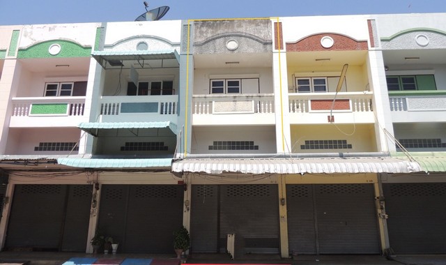 รายละเอียดเพิ่มเติมCode ID : PKK04-05990ราคาขาย        2,000,000 บาท- ขนาดพื้นที่ :   19 ตร.ว- พื้นที่ใช้สอย :    152 ตร.ม- จำนวนห้อง :    1 ห้องนอน 2 ห้องน้ำ (มีชั้นลอย)- จอดรถ :     1 คัน- อาคารพาณิชย์ :   2 ชั้น- อาคารพาณิชย์หันทางทิศ :- อายุอาคาร :     29 ปีพิกัดทรัพย์ :     https://maps.app.goo.gl/CL5P2XefJB3ye7Uy8สถานที่ใกล้เคียง- ใกล้ซีเจ มอร์ สาขาสุริยเดชบำรุง- ใกล้โลตัส โก เฟรช สี่แยกโรงเรียนเมืองร้อยเอ็ด- ใกล้โรงพยาบาลร้อยเอ็ด- ใกล้โรงเ