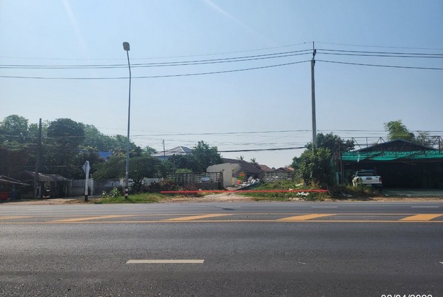 รายละเอียดเพิ่มเติมCode ID : PKK02-13259ราคาขาย       4,579,000 บาท- ขนาดพื้นที่ :  271 ตร.ว (2 งาน / 71 ตร.ว) - พื้นที่ใช้สอย :   151.50 ตร.ม- จำนวนห้อง :   - ห้องนอน - ห้องน้ำ - จอดรถ :        1-2 คัน- บ้านเดี่ยว :    1 ชั้น- บ้านเดี่ยวหันทางทิศ :- อายุอาคาร :     11 ปีพิกัดทรัพย์  :   https://maps.app.goo.gl/V5y6E56hbzeznUEM7สถานที่ใกล้เคียง- ใกล้มินิบิ๊กซี คชพลายุกต์ - ใกล้โรงเรียนบ้านดงบ้านนาประชาสรรค์- ใกล้วัดเล็กสายชลโนนสะอาด- ใกล้ตลาดเอราวัณสแควร์ 