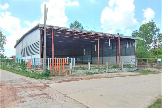 รายละเอียดเพิ่มเติมCode ID : PKK02-13142ราคาขาย       2,791,000 บาท- ขนาดพื้นที่ :  192 ตร.ว (1 งาน / 92 ตร.ว) - พื้นที่ใช้สอย :   642.50 ตร.ม- จำนวนห้อง :   - ห้องนอน - ห้องน้ำ (มีชั้นลอย)- จอดรถ :        1-2 คัน- บ้านเดี่ยว :    1 ชั้น- บ้านเดี่ยวหันทางทิศ :- อายุอาคาร :     8 ปีพิกัดทรัพย์  :   https://maps.app.goo.gl/gvzmavdxpFqbPQGF6สถานที่ใกล้เคียง- ใกล้มินิบิ๊กซี คชพลายุกต์ - ใกล้โรงเรียนบ้านดงบ้านนาประชาสรรค์- ใกล้วัดเล็กสายชลโนนสะอาด- ใกล้ตลาดเอรา