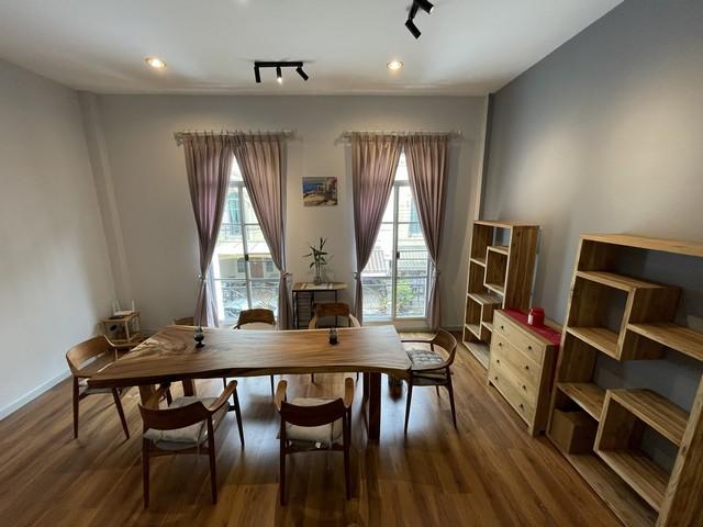 สาทร 11-19 ทาวน์เฮ้าส์ 3ชั้น BTS เซนหลุยส์ 45 เมตร  พร้อมดาดฟ้า เลี้ยงสัตว์ได้ 16ตรว. 208ตรม. 2-3 นอน 2น้ำ 1จอดรถ กรุงเทพคริสเตียน สุรศักดิ์