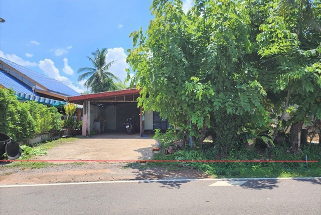 รายละเอียดเพิ่มเติมCode ID : PKK02-15550ราคาขาย       1,309,000 บาท- ขนาดพื้นที่ :  100.90 ตร.ว (1 งาน)- พื้นที่ใช้สอย :   143.25 ตร.ม- จำนวนห้อง :  2 ห้องนอน 1 ห้องน้ำ- จอดรถ :        1-2 คัน- บ้านเดี่ยว :    1 ชั้น- บ้านเดี่ยวหันทางทิศ :- อายุอาคาร :     14 ปีพิกัดทรัพย์  :   https://maps.app.goo.gl/BbpDT7zvZ1WMhc1P9สถานที่ใกล้เคียง- ใกล้โลตัส เสลภูมิ- ใกล้โลตัส โก เฟรช ธวัชดินแดง ร้อยเอ็ด- ใกล้ซีเจ ซูเปอร์มาร์เก็ต สาขาธวัชดินแดง- ใกล้ตลาดธวัชดินแดงสอบ