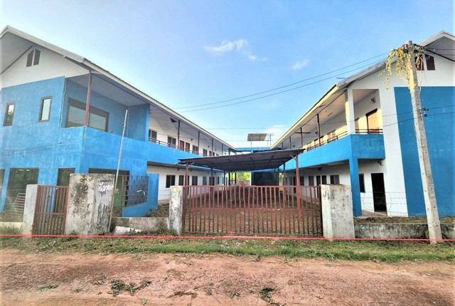 รายละเอียดเพิ่มเติมCode ID : PKK02-09470ราคาขาย       4,342,000 บาท- ขนาดพื้นที่ :  200 ตร.ว (2 งาน)- พื้นที่ใช้สอย :   706.50 ตร.ม- จำนวนห้อง :  25 ห้องนอน 26 ห้องน้ำ- จอดรถ :        1-2 คัน- บ้านเดี่ยว :    2 ชั้น- บ้านเดี่ยวหันทางทิศ :- อายุอาคาร :     11 ปีพิกัดทรัพย์  :   https://maps.app.goo.gl/BbpDT7zvZ1WMhc1P9สถานที่ใกล้เคียง- ใกล้โลตัส เสลภูมิ- ใกล้โลตัส โก เฟรช ธวัชดินแดง ร้อยเอ็ด- ใกล้ซีเจ ซูเปอร์มาร์เก็ต สาขาธวัชดินแดง- ใกล้ตลาดธวัชดินแดงสอบ