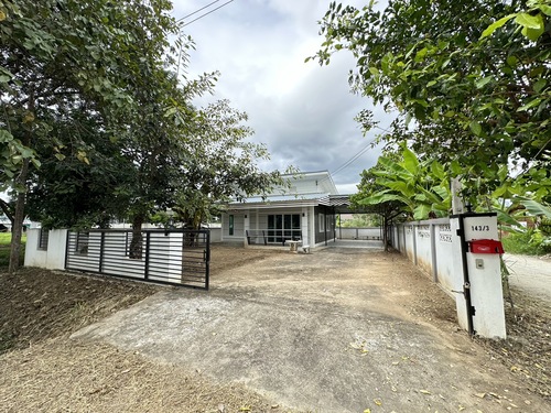 M4726บ้านเดี่ยว พร้อมพื้นที่กว้างขวาง โซนหางดงบ้านถวายเดินทางสะดวก4ห้องนอน2ห้องน้ำ1 ห้องครัว1 โซนนั่งเล่น1 โรงจอดรถขนาดกว้างขวางและพื้นที่ที่สามารถจัดสรรต่อได้อย่างใจ สวนหน้าบ้าน พืชผักสวนครัว ผลไม้ยืนต้นกับพื้นที่ 77 ตร.ว ระเบียงชานนั่งเล่นกับราคาเพียงแค่ 2.8 ล้านบาท https://youtu.be/ceJcZo5Z0js?si=HKEtO0FYNq5u_943  สนใจติดต่อTel. 0839624144 เฟียทส์ / FIATSLine : https://line.me/ti/p/wvKARA23dzInbox#บ้านเดี่ยวเชียงใหม่ #บ้านมือส