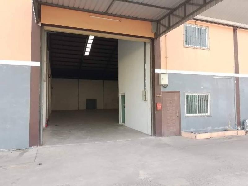 HR2799ให้เช่าสินค้าพร้อมออฟฟิศ พื้นที่โกดัง 450 ตารางเมตร โกดังเก็บของ ซอยยิ่งเจริญแยกแคราย นาดี สมุทรสาครสนใจติดต่อคุณสามารถ 0918070863 ID line : samart863ราคาเช่า : 40,000 บาท/เดือน ( ประกัน 2 ล่วงหน้า 1 เดือน ) สัญญาขั้นต่ำ 3ปีคลังสินค้าพร้อมออฟฟิศ โกดังเก็บของ ซอยยิ่งเจริญแยกแคราย นาดี สมุทรสาครพื้นที่ทั้งหมด 500 ตารางเมตรพื้นที่โกดัง 450 ตารางเมตรออฟฟิศ 2ชั้น 50 ตารางเมตรมี 3 ห้องน้ำจอดรถ�