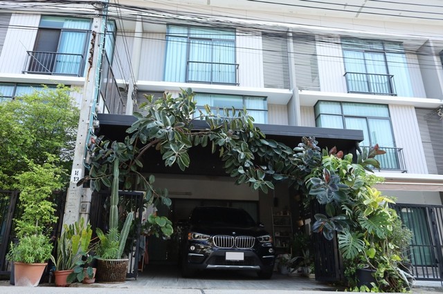 HU3791Town Home For Sale  :  Pruksa Ville 65/2 Srisamarnขายทาวน์โฮม  :  พฤกษาวิลล์ 65/2 ศรีสมานที่ตั้ง :   ถนนศรีสมาน ตำบลบ้านใหม่ อำเภอปากเกร็ด นนทบุรี 11120Sale :  4,900,000 THB AREA   :  22.00  sq.wa - sq.m.TYPE   :  3 Bedroom   3 Bathroom   3 stoeryรายละเอียดทรัพย์บ้านหันหน้าทิศเหนือ ไม่โดนแดดช่วงบ่ายทำเลดีหลังบ้านไม่ชนกับหลังบ้านอื่นจอดรถได้ 2 คัน พร้อมต่อเติมหลังคาโรงรถด้านหน้าเฟอร์นิเจอร์และเครื่องใช้ไฟฟ้าครบ พร้อมเข้าอยู่สถานที่สำคัญใกล้เคียง