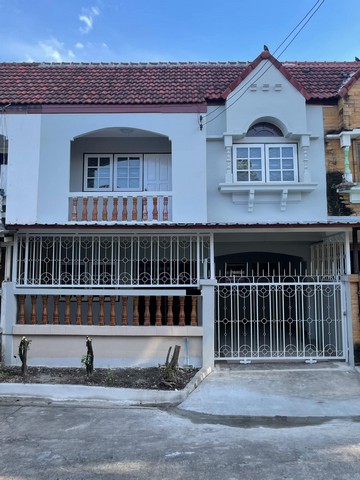 รหัส# TO845 ขายทาวเฮ้าส์ 2 ชั้น 21 ตรว. ลาดพร้าววังหิน 65 หน้ากว้าง 7 เมตร  แพดานสูง 2.8 เมตร โปร่งสบาย Renovate ใหม่ ใกล้โลตัสวังหิน, Plaza Lagoon *** ราคาขาย 3.2 ล้านบาท ทาวเฮ้าส์ 2 ชั้น  ลาดพร้าววังหิน 65เนื้อที่ 21 ตรว.3 ห้องนอน2 ห้องน้ำ 1 ห้องครัว หน้ากว้าง 7 เมตร เพดานสูง 2,8 เมตร โปร่ง โล่ง จอดรถได้ 2 คัน (ในบ้าน 1 หน้าบ้าน1 ) ชั้น 2 มีระเบียงRenovate ใหม่ ปูพื้น ทำฝ้า ทาสี ห้องน้ำใหม่ สถานที่ใกล้เคียง- ซอยอยู่�