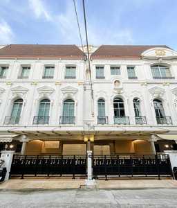 ให้เช่า Townhouse บ้านกลางกรุง พระราม3 หน้ากว้าง 11เมตร 5ห้องนอน 425ตรม.เหมาะสำหรับ HOME OFFICE และ พักอาศัยขนาดใหญ่ 4+1นอน  หมู่บ้านกลางกรุงแกรนด์เวียนนา พระราม3 5ห้องนอน 6ห้องน้ำ 2ห้องครัว ห้องแม่บ้านแยกส่วน135,000 /เดือนสัญญาขั้นต่ำ 1 ปีแรกเข้าประกัน 2 เดือน + ล่วงหน้า 1เดือน เดินทางสะดวก ใกล้ สาทร,สีลม Central rama3 , โรงเรียนนานาชาติ King College, Terminal พระราม3,ทางด่วน บ้านตกแต่งใหม่ทั้งหลัง สามารถจอดรถ