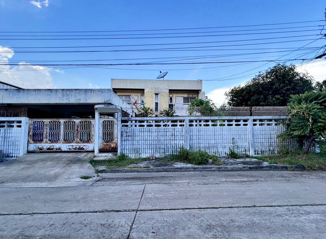 รหัสทรัพย์ 66062ขายบ้านเดี่ยว 2 ชั้น หมู่บ้าน เมืองทอง 4 พระโขนง กรุงเทพ (หลังมุม) พิกัดที่ตั้ง  : ถนนสุขุมวิท ซอยปุณณวิถี 53 แขวงบางจาก เขตพระโขนง กรุงเทพฯ รายละเอียดทรัพย์ - บ้านหลังมุม ติดถนน 2 ด้าน - ขนาดที่ดิน 109 ตารางวา ที่ดินกว้าง 20 เมตร ลึก 22 เมตร - พื้นที่ใช้สอยอาคาร ประมาณ 216 ตารางเมตร - พื้นที่เฉลียง 43 ตารางเมตร ระเบียง 59 ตารางเมตร  ที่จอดรถ 20 ตารางเมตร  - ชั้นล่าง มี 2 ห้อ