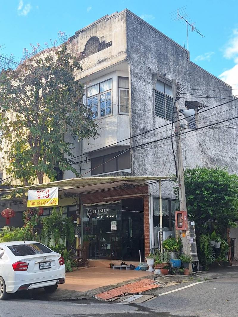 ##ขายตึกแถว 2.5 ชั้น หลังมุม, ทำเลสวย #ใกล้สถานีรถไฟฟ้าหลักหก#โซน:รังสิต  ปทุมธานี  ที่ตั้ง: ต.หลักหก  อ.เมือง  จ.ปทุมธานี ลักษณะโดยทั่วไป -ตึกแถว  2.5  ชั้น  หลังมุม ใกล้สถานีรถไฟฟ้าหลักหกเพียง 5 นาที -เนื้อที่  20  ตรว. ติดถนนสายหลัก, เข้าออกได้, อยู่อาศัยได้-เลขที่ 200/105 ม.เปรมประชา ต.หลักหก  อ.เมือง  จ.ปทุมธานี-3 ห้องนอน  3 ห้องน้ำ  มีพื้นที่จอดรถด้านหน้า, ด้านข้าง-พร้อมเครื่องปรับอา