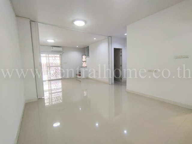 R1 ทาวน์เฮ้าส์ ถาวรวิลล่า วงแหวน-ลำลูกกา คลอง 3 รีโนเวท พร้อมอยู่ ใกล้ รถไฟฟ้า BTS คูคต