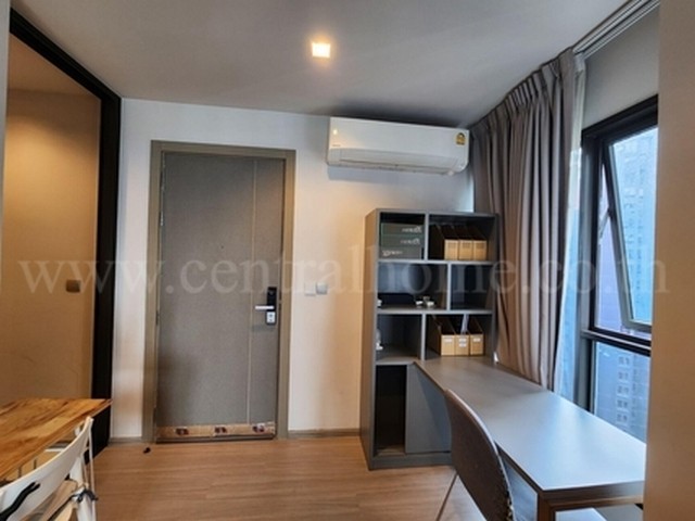 รหัสทรัพย์ P.0059คอนโด LIFE อโศก-พระราม 9 ใกล้รถไฟฟ้า MRT พระราม 9ที่ตั้ง :  ถนนอโศก-ดินแดง  แขวงมักกะสัน เขตราชเทวี กรุงเทพฯ 10402 รายละเอียดทรัพย์ - คอนโด LIFE อาคาร A จำนวน 42 ชั้น อยู่ชั้นที่ 35 ทิศใต้- 2 ห้องนอน, 1 ห้องน้ำ, 1 ห้องนั่งเล่น, 1 ห้องครัว, 1 ที่จอดรด- ห้อง One Bedroom Plus 40.05 ตารางเมตร- แอร์, เครื่องซักผ้า, เครื่องทำน้ำอุ่น- เฟอร์นิเจอร์ตามรูป- ชุดครัว (เตาไฟฟ้า พร้อมเครื่องดูดควัน และซิงค์ล