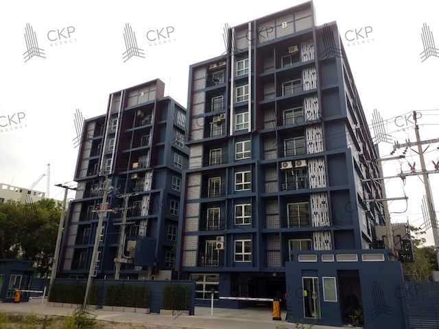 ขายพร้อมผู้เช่า คอนโด DECO @Bearing ใกล้BTSแบริ่ง,สำโรง ใกล้ไบเทคบางนา แขวงบางนา เขตบางนา กรุงเทพฯ ติดต่อสอบถามได้ค่ะการเดินทาง- ถนนสุขุมวิท  400 เมตร- BTS แบริ่ง  400 เมตร- ถนนทางรถไฟสายเก่าปากน้ำ  1.9 กิโลเมตร- ถนนสรรพาวุธ  1.9 กิโลเมตร- ถนนเทพารักษ์  2.3 กิโลเมตร- BTS สำโรง  2.4 กิโลเมตรรายละเอียด (Description)- ขนาด 26.38  ตร.ม.- อยู่ชั้นที่ 2 อาคาร B- 1 ห้องนอน 1 ห้องน้ำ- ตู้เย็น,โซฟา, ทีวี 32 นิ้ว, ไมโครเวฟ, เครื