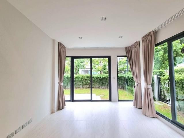 PT12 ให้เช่า บ้าน 3 ชั้น เดอะ ซอนเน่ ศรีนครินทร์ บางนา THE SONNE Srinakarin-Bangna หลังมุม 4 ห้องนอน เฉลิมพระเกีรติ ร.9 ซอย28 ใกล้สวนและ Club house Luxury Duplex Home*** ราคาเช่า 45,000 บาท/เดือนติดต่อ คุณช่อผกา 0616198565 LINE 0616198565บ้านแฝด 3 ชั้น แปลงมุม The Sonne Srinakarin-Bangnaแบบบ้าน แบบ Cพื้นที่ 48.4 ตร.ว. พื้นที่ใช้สอย 245 ตร.ม.หน้ากว้าง 13.6 เมตร4 ห้องนอน4 ห้องน้ำ (Master bedroom มี Jacuzzi)ห้องโถ่งล่างห้องรับแขกชั้น 2 มีระเบียงติดตั้งม่านทั้งหลังที่จอดรถ 2 คั