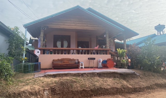 รายละเอียดเพิ่มเติมCode ID :  PKK02-14757ราคาขาย       1,578,000 บาท- ขนาดพื้นที่ :  101 ตร.ว (1 งาน / 1 ตร.ว)- พื้นที่ใช้สอย :   175.70 ตร.ม- จำนวนห้อง :     4 ห้องนอน 2 ห้องน้ำ - จอดรถ :      1 คัน- บ้านเดี่ยว   :     1 ชั้น- บ้านเดี่ยวหันทางทิศ :- อายุอาคาร :  12 ปีพิกัดทรัพย์ :  https://maps.app.goo.gl/KhtZXCTLBLAf9ABn6สถานที่ใกล้เคียง- ใกล้วัดบ้านเหว่อ- ใกล้วัดบ้านกุดตอเรือ- ใกล้วัดทุ่งสว่างสามัคคี- ใกล้โรงเรียนบ้านเหว่อฟากห้วยกุดตอเรือสอบถามเพิ