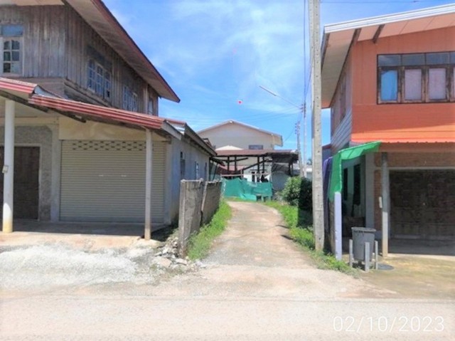 รายละเอียดเพิ่มเติมCode ID :  PKK02-14453ราคาขาย       1,463,000 บาท- ขนาดพื้นที่ :  104.30 ตร.ว - พื้นที่ใช้สอย :   257 ตร.ม- จำนวนห้อง :     - ห้องนอน 2 ห้องน้ำ - จอดรถ :      1 คัน- บ้านตึกครึ่งไม้   :     2 ชั้น- บ้านตึกครึ่งไม้หันทางทิศ :- อายุอาคาร :  12 ปีพิกัดทรัพย์ :  https://maps.app.goo.gl/RGTFfBMMhdp21gJJ7สถานที่ใกล้เคียง- ใกล้โลตัส โกเฟรช สามแยกนาหลัก เลย- ใกล้โลตัส โกเฟรช ถนนภูมิวิธี วังสะพุง เลย - ใกล้ตลาดเช้าวังสะพุง - ใกล้โรงพยาบาลวั