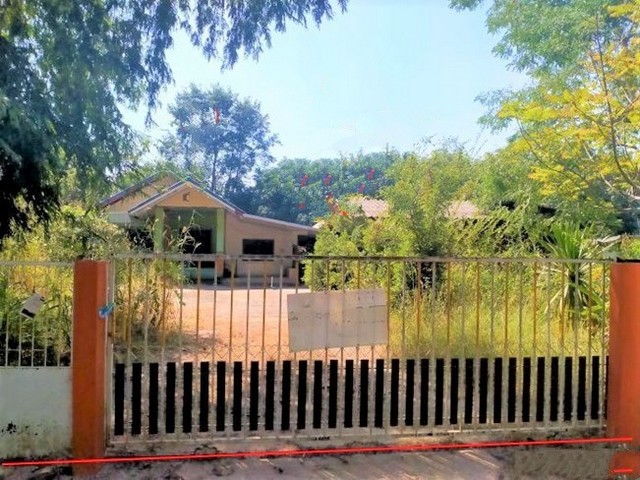 รายละเอียดเพิ่มเติมCode ID :  PKK02-11882ราคาขาย       1,418,000 บาท- ขนาดพื้นที่ :  236 ตร.ว (2 งาน / 36 ตร.ว) - พื้นที่ใช้สอย :   194.75 ตร.ม- จำนวนห้อง :     2 ห้องนอน 1 ห้องน้ำ - จอดรถ :      1-2 คัน- บ้านเดี่ยว   :      1 ชั้น- บ้านเดี่ยวหันทางทิศ :- อายุอาคาร :  13 ปีพิกัดทรัพย์ :   https://maps.app.goo.gl/b1w43QsVtpCZQYgd9สถานที่ใกล้เคียง- ใกล้โลตัส โกเฟรช สามแยกนาหลัก เลย- ใกล้โลตัส โกเฟรช ถนนภูมิวิธี วังสะพุง เลย- ใกล้​ตลาดเช้าวังสะพุง - ใกล้โรงพยาบาล