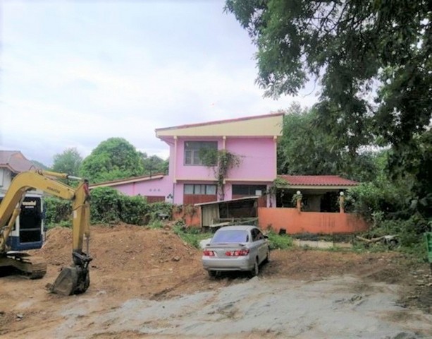 รายละเอียดเพิ่มเติมCode ID :  PKK02-15224ราคาขาย       2,736,000 บาท- ขนาดพื้นที่ :    133.40 ตร.ว (1 งาน / 33.40 ตร.ว) - พื้นที่ใช้สอย :    347.25 ตร.ม- จำนวนห้อง :     3 ห้องนอน 2 ห้องน้ำ - จอดรถ :      1-2 คัน- บ้านเดี่ยว  :      2 ชั้น- บ้านเดี่ยวหันทางทิศ :- อายุอาคาร :  22 ปีพิกัดทรัพย์ :   https://maps.app.goo.gl/6JRSXZCaAUAw5cNH6สถานที่ใกล้เคียง- ใกล้ตลาดนัดคลองถมบ้านนาหนอง- ใกล้โลตัส โกเฟรช บ้านนาหนอง เลย- ใกล้​โลตัส โกเฟรช สาขา​ถนนร่วมใจ- ใกล้โรงพยาบาลเ