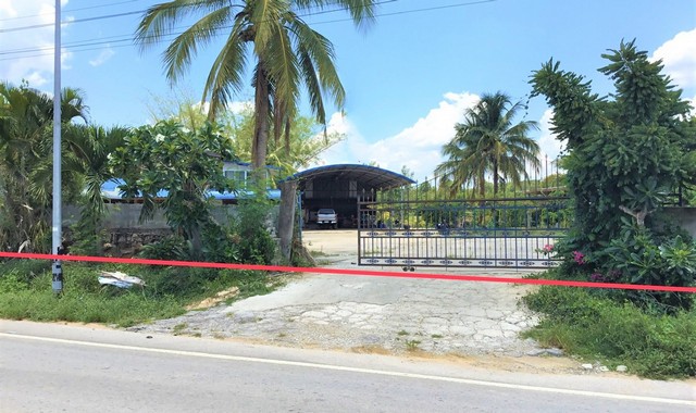 รายละเอียดเพิ่มเติมCode ID :  PKK02-15055ราคาขาย      3,670,000 บาท- ขนาดพื้นที่ :    640 ตร.ว (1 ไร่ / 2 งาน / 40 ตร.ว) - พื้นที่ใช้สอย :    433 ตร.ม- จำนวนห้อง :     4 ห้องนอน 2 ห้องน้ำ - จอดรถ :      1-2 คัน- บ้านครึ่งตึกครึ่งไม้ :      2 ชั้น- บ้านครึ่งตึกครึ่งไม้หันทางทิศ :- อายุอาคาร :  17 ปีพิกัดทรัพย์ :   https://maps.app.goo.gl/BmBvVcEvgBWQUH8bAสถานที่ใกล้เคียง- ใกล้โรงเรียนบ้านห้วยทราย- ใกล้วัดป่าสามัคคีธรรม- ใกล้​วัดจอมแจ้ง- ใกล้โรงเรียนบ้านห้วย