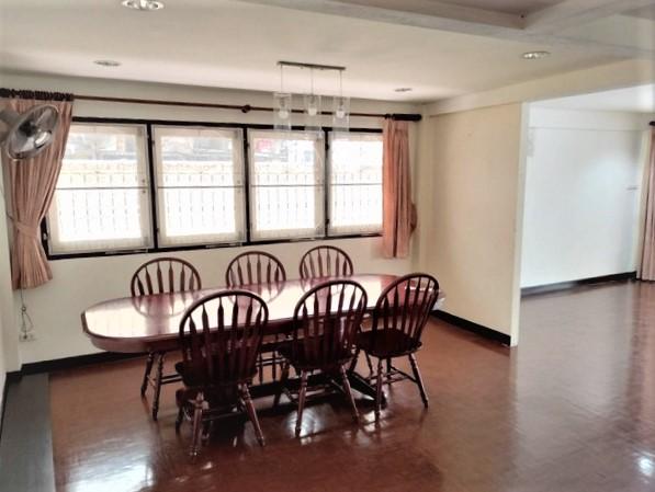 ให้เช่าบ้านเดี่ยว 2 ชั้น หมู่บ้านเมืองทอง 2/3 พัฒนาการ 53  ใกล้ รร.เตรียมอุดมศึกษาพัฒนาการ  พื้นที่ใช้สอย 220 ตรม. 4 ห้องนอน 4 ห้องน้ำ