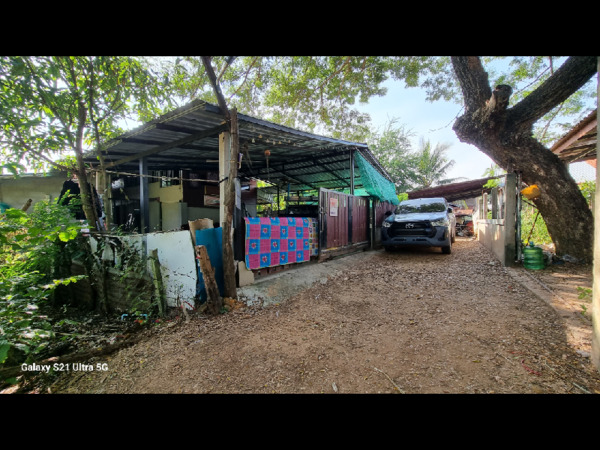 พื้นที่ 60 ตร.ว.2 ชั้น3 ห้องนอน2 ห้องน้ำ1 ห้องนั่งเล่น1 ครัวที่จอดรถ 2 คันในบ้าน__________________________________________________________ราคาขาย 600,000 บาท  (ค่าโอนคนละครึ่ง)__________________________________________________________ลักษณะเด่น :บ้านราคาถูกกว่าราคาตลาดบ้าน 2 ชั้น ใกล้แหล่งชุมชน เช่น โรงเรียนบ้านเหล่าเกวียนหักใกล้ที่ทำการผู้ใหญ่บ้านใกล้โรงเรียนขอนแก่นวิเทศศึกษา (นานาชาติ)ใกล้สนามบินขอนแก่นทำมาหากินสะดวก ราคาถูกมาก ต่อรอง