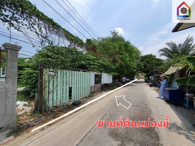 ขายที่ดินเปล่า 953 ตร.ว ถ.เพชรเกษม 110 แยก 19 หนองแขม กรุงเทพฯ ใกล้รร.บ้านขุนประเทศขายที่ดินพร้อมบ้านหลังเล็ก 1 หลังเนื่อที่ 953 ตร.วกว้าง 37 ม. ลึก 102 ม.มีน้ำมีไฟเข้าถึงด้านหน้าติดถนน ด้านหลังติดคลองเป็นพื้นที่สีเหลืองที่ตั้ง: ถ.เพชรเกษม 110 แยก 19 ต.หนองค้างพลู อ.หนองแขม กทม.ค่าพิกัดแปลง: 13.72046239,100.34061138สถานที่ใกล้เคียง:- รร.บ้านขุนประเทศ- Home Pro- รพ.วิชัยเวช หนองแขม- Big Cราคาขาย 14.5 ล้านบาท 