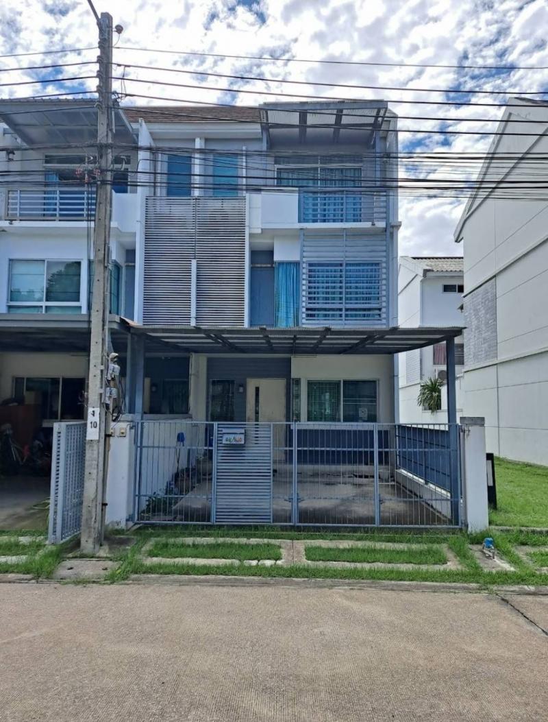 รหัสทรัพย์ R2918 ให้เช่า ทาวน์โฮม 3 ชั้น โครงการบ้านใหม่ พระราม9-ศรีนครินทร์ เฟอร์นิเจอร์ครบพร้อมอยู่ราคาเช่า : 20,000 บาท/เดือน ( ประกัน 2 ล่วงหน้า 1 เดือน )ติดต่อสอบถามข้อมูลและนัดชมสถานที่ :ติดต่อ : ตั้ม โทร : 090-2978285Line : tum569628ทาวน์โฮม 3 ชั้น โครงการบ้านใหม่ พระราม9-ศรีนครินทร์ เฟอร์นิเจอร์ครบพร้อมอยู่ พื้นที่ใช้สอย 21 ตารางเมตร 3 ห้องนอน 3 ห้องน้ำ 1+1 ที่จอดรถแอร์ใหม่ 1 ตัว เครื่องทำน�