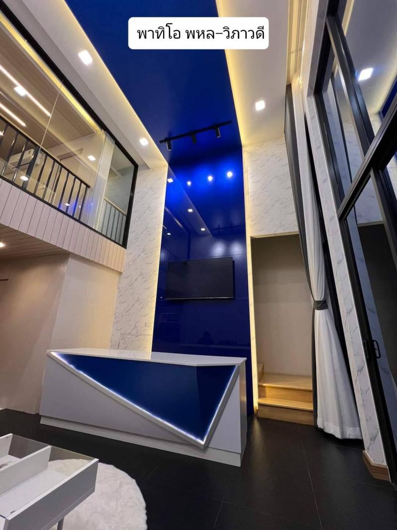 รหัสทรัพย์ R2913 ให้เช่าและขาย ทาวน์โฮม 3.5 ชั้น หมู่บ้านพาทิโอ พหลโยธิน-วิภาวดี ใกล้ฟิวเจอร์พาร์ค รังสิตราคาเช่า : 42,500 บาท/เดือน ( ประกัน 2 ล่วงหน้า 1 เดือน )ราคาขาย : 8,500,000 บาท ( ค่าโอนฝ่ายละครึ่ง )ติดต่อสอบถามข้อมูลและนัดชมสถานที่ :ติดต่อ : ตั้ม โทร : 090-2978285Line : tum569628ทาวน์โฮม 3.5 ชั้น หมู่บ้านพาทิโอ พหลโยธิน-วิภาวดี ใกล้ฟิวเจอร์พาร์ค รังสิตพื้นที่ใช้สอย 175 ตารางเมตร 3 ห้องนอน ( ปรับเปล