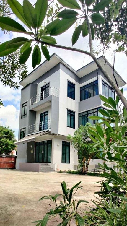 CH889-OS-RE ให้ช้าโฮมออฟฟิศ 3 ชั้น ย่านอ่อนนุช 4 ห้องนอน 3 ห้องน้ำ จอดรถมากว่า 10 คันให้เช่าโฮมออฟฟิศย่านอ่อนนุช 53 ขนาดพื้นที่ 100 ตารางวา เป็นออฟฟิศ 3 ชั้นพร้อมอยู่อาศัยและจดทะเบียนบริษัทได้ สนใจติดต่อ 0945695997 ชาญครับ หรือสามารถแคปหน้าจอส่งไลน์ได้เลยครับราคาเช่า 50,000 บาทต้อเดือน ประกัน 2 ล่วงหน้า 1 เดือนจดทะเบียนบริษัทได้ (ภาษีผู้เช่ารับทั้งหมด)ขนาดพื้นที่มากกว่า 100 ตรว.พื้น