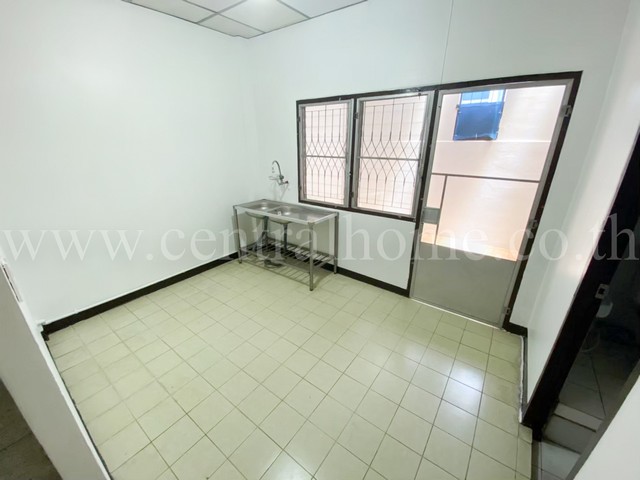 R1 ทาวน์เฮ้าส์ หมู่บ้าน คลองจั่น วิลล่า 3 นวมินทร์ 147  ใกล้ สถานีรถไฟฟ้า MRT สายสีชมพู