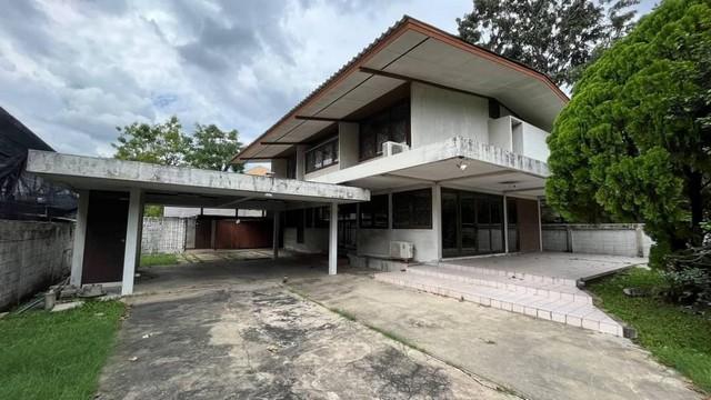 ให้เช่าบ้านเดี่ยว 2 ชั้น ย่านรามคำแหง เหมาะเปิดร้านอาหาร หรืออยู่อาศัย พื้นที่กว้างขวาง เลี้ยงสัตว์ได้ราคาเช่า 150,000 บาท / เดือนที่ตั้ง ถนนรามคำแหง แขวงพลับพลา เขตวังทองหลาง กรุงเทพมหานคร 10312ติดต่อ : คุณภัสพงณ์ 063-409-8164Line : deedaa23เนื้อที่ 200 ตารางวา พื้นที่ใช้สอย 400 ตารางเมตร จำนวน 2 ชั้น 5 ห้องนอน 4 ห้องน้ำรายละเอียดชั้น 2 มี 3 ห้องนอน 1 ห้องน้ำชั้น 1 มี 2 ห้องนอน 2 ห้องน้ำ 3 ห้องโถง 1 