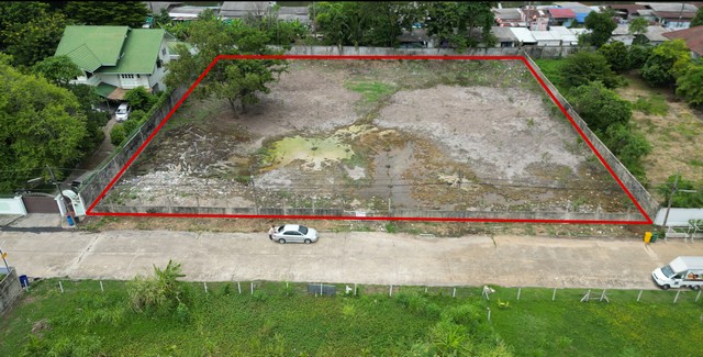 ที่ดินเมืองเอก ลดราคาโหดมาก ขายต่ำกว่าราคาประเมิน ซื้อถือ คุ้มจริงๆ•ที่ตั้งทรัพย์ : หมู่บ้านเมืองเอก ซ.เอกอุดร 2 ต.หลักหก อ.เมืองปทุมธานี จ.ปทุมธานีที่เปิดขนาด 830 ตารางวา ตั้งอยู่ในหมู่บ้านเมืองเอก ซ.เอกอุดร 2 เงียบสงบ ไม่มีคนพลุกพล่าน เพื่อนบ้านน่ารักมากราคาประเมินกรมที่ดิน 28,500 บาท ราคาซื้อขายที่ดินในเมืองเอกต่อตารางวามีครึ่งแสน แต่แปลงนี้ขายถูกมาก ขายเ