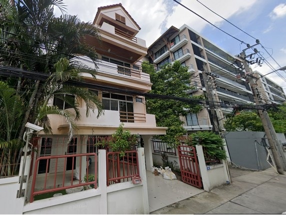 รหัส# TO854 ให้เช่าบ้านเดี่ยว 4 ชั้น ย่านพร้อมพงษ์ ซอยสุขุมวิท 31 ปรับปรุงใหม่ ตกแต่งพร้อมเฟอร์นิเจอร์ ใกล้ BTS พร้อมพงษ์, Emporium *** ราคาเช่า 100,000 บาท/เดือน  (เช่าอยู่อาศัย ประกัน 2 เดือน) *** ราคาเช่า 110,000 บาท/เดือน (เช่าทำธุรกิจ ประกัน 3 เดือน) บ้านเดียว ย่านพร้อมพงษ์ สุขุมวิท 31 ย่านเอ็มโพเรียม เนื้อที่ 40 ตรว.พื้นที่ใช้สอยประมาณ 350 - 400 ตรม. 4 ห้องนอน 5 ห้องน้ำCCTV, สวนด้านช้าง ห้องแม่บ้าน 2 ที่�