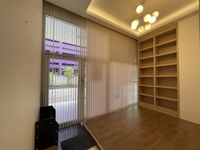 รหัส# TO853 ให้เช่าและขายสำนักงาน 68.85 ตรม. ชั้น 1 อาคารสาธรเฮ้าส์ ติด BTS สุรศักดิ์ (สาทรเหนือ) แต่งสวย พร้อมเฟอร์นิเจอร์ *** ราคาเช่า 45,000 บาท/เดือน (สัญญา 1 ปี) *** ราคาเช่า 40,000 บาท/เดือน (สัญญา 2 ปี) *** ราคาขาย 8.5  ล้านบาท  สำนักงานพร้อมเฟอร์นิเจอร์ ชั้น 1 อาคารสาธรเฮ้าส์ ติด BTS สุรศักดิ์ พื้นที่ใช้สอย 68.85 ตรม. ชั้น 1 อาคารสาธรเฮ้าส์ แต่งสวย พร้อมเฟอร์ใหม่ มีห้องผู้บริหารห้องประชุม ส่วนรับ�