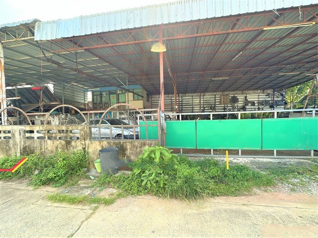 รายละเอียดเพิ่มเติมCode ID :    PKK02-15741ราคาขาย       1,326,000 บาท- ขนาดพื้นที่ :  63.40 ตร.ว - พื้นที่ใช้สอย :   172 ตร.ม- จำนวนห้อง :     1 ห้องนอน - ห้องน้ำ- จอดรถ :      1-2 คัน- บ้านเดี่ยว :       2 ชั้น- บ้านเดี่ยวหันทางทิศ :- อายุอาคาร :     12 ปีพิกัดทรัพย์ :      https://maps.app.goo.gl/Fj95kQ274H9xdoyZ9สถานที่ใกล้เคียง- ใกล้โรงพยาบาลศรีสะเกษ- ใกล้โรงเรียนสตรีสิริเกศ- ใกล้โรงเรียนศรีสะเกษวิทยาลัย- ใกล้วัดมหาพุทธาราม (วัดพระโต)สอบถามเพิ่มเต