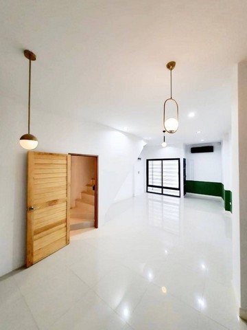 ทำเลเอกมัยมาแล้วค่า#บ้านว่าง1ม.ค.67สวยพร้อมอยู่#ให้เช่าทาวน์โฮม4ชั้นรวมดาดฟ้า#ถนนสุขุมวิทซอยสุขุมวิท65 #บ้านเช่าทำเลดีใจกลางเมือง#BTSเอกมัยพระโขนงพิกัด : ซ.สุขุมวิท 65 (ซ.ชัยพฤกษ์) ถ.สุขุมวิท แขวงพระโขนงเหนือ เขตวัฒนา กรุงเทพฯ 10110 ขนาดเนื้อที่ 21 ตรว.พื้นที่ใช้สอย 168 ตรม.มี 4 ห้องนอน, 3 ห้องน้ำ,1 ห้องครัวมี 1 ที่จอดรถหน้าบ้านค่าเช่า 45,000/เดือน**สัญญาขั้นต่ำ 1 ปี**ประกัน 2 เดือน+ล่