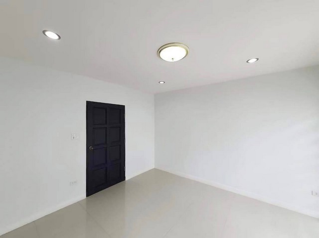 ให้เช่าทาวน์โฮม4ชั้นรวมดาดฟ้า ถนนสุขุมวิทซอยสุขุมวิท65