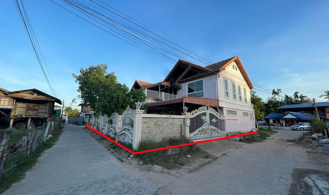 รายละเอียดเพิ่มเติมCode ID :    PKK02-09371ราคาขาย    1,926,000 บาท- ขนาดพื้นที่ :   80 ตร.ว - พื้นที่ใช้สอย :    254.25 ตร.ม- จำนวนห้อง :     5 ห้องนอน 3 ห้องน้ำ- จอดรถ :    1-2 คัน- บ้านเดี่ยว :       2 ชั้น- บ้านเดี่ยวหันทางทิศ :- อายุอาคาร : 13 ปีพิกัดทรัพย์ :      https://maps.app.goo.gl/MV3wbmbbzKcr2QbT8สถานที่ใกล้เคียง- ใกล้โรงเรียนบ้านก้านเหลือง- ใกล้วัดนิคมศิลาราม- ใกล้วัดบ้านทางสาย- ใกล้วัดบ้านเพือยพุ่มสอบถามเพิ่มเติม/นัดชมโทร. 097-419-5982(พลอย)