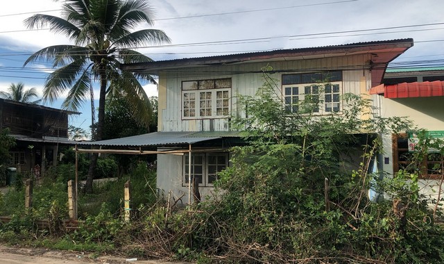 รายละเอียดเพิ่มเติมCode ID :   PKK02-12632ราคาขาย        2,635,000 บาท- ขนาดพื้นที่ :   237 ตร.ว (2 งาน / 37 ตร.ว)  - พื้นที่ใช้สอย :   175.50 ตร.ม- จำนวนห้อง :    1 ห้องนอน 3 ห้องน้ำ- จอดรถ :      1-2 คัน- บ้านเดี่ยว :    1 ชั้น- บ้านเดี่ยวหันทางทิศ :- อายุอาคาร :   15 ปีพิกัดทรัพย์ :   https://maps.app.goo.gl/Hguoi88R1ZTgHWou8สถานที่ใกล้เคียง- ใกล้มินิบิ้กซี พยุห์- ใกล้โลตัส โกเฟรช พยุห์- ใกล้โรงพยาบาลพยุห์- ใกล้วัดโนนพยอมสอบถามเพิ่มเติม/นัดชมโทร. 097-419-5982(พลอ