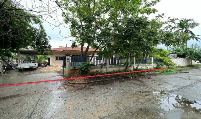 รายละเอียดเพิ่มเติมCode ID : PKK02-13434ราคาขาย       1,266,000 บาท- ขนาดพื้นที่ :    99 ตร.ว  - พื้นที่ใช้สอย :    118.50 ตร.ม- จำนวนห้อง :    3 ห้องนอน 1 ห้องน้ำ- จอดรถ :     1-2 คัน- บ้านเดี่ยว :     1 ชั้น- บ้านเดี่ยวหันทางทิศ :- อายุอาคาร :   9 ปีพิกัดทรัพย์ :   https://maps.app.goo.gl/2eM1Uqsh8ZEBbbGY7สถานที่ใกล้เคียง- ใกล้โลตัส โกเฟรช ขุขันธ์ - ใกล้ซีเจ มอร์ สาขาขุขันธ์- ใกล้โลตัส ขุขันธ์- ใกล้โรงพยาบาลขุขันธ์สอบถามเพิ่มเติม/นัดชมโทร. 097-419-5982(พลอ�