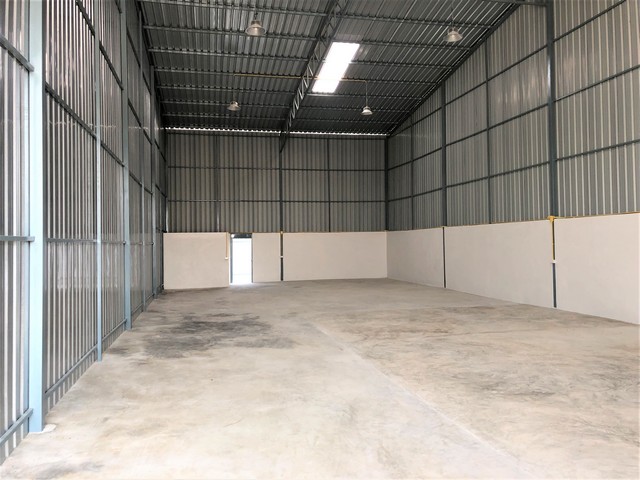 โกดังใหม่ ให้เช่า 190 ตรม. เสาธงหิน  ตั้งอยู่หลังหมู่บ้านพฤกษา39 ต.เสาธงหิน อ.บางใหญ่ จ.นนทบุรี  ไฟฟ้า 3 เฟส