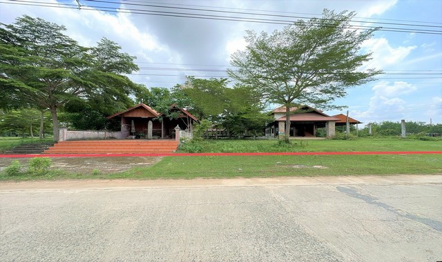 รายละเอียดเพิ่มเติมCode ID : PKK02-10237ราคาขาย       7,919,000 บาท- ขนาดพื้นที่ :   3,109 ตร.ว (7 ไร่ / 3 งาน / 9 ตร.ว) - พื้นที่ใช้สอย :    476 ตร.ม- จำนวนห้อง :    1 ห้องนอน 2 ห้องน้ำ- จอดรถ :     1-2 คัน- บ้านเดี่ยว :     2 ชั้น- บ้านเดี่ยวหันทางทิศ :- อายุอาคาร :   15 ปีพิกัดทรัพย์ :    https://maps.app.goo.gl/MgogV88UZeK1Ttrs9สถานที่ใกล้เคียง- ใกล้โลตัส โกเฟรช ขุขันธ์ - ใกล้ซีเจ มอร์ สาขาขุขันธ์- ใกล้โลตัส ขุขันธ์- ใกล้โรงพยาบาลขุขันธ์สอบถามเพิ่มเติม/นั�