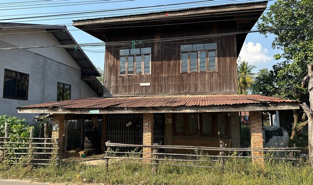 รายละเอียดเพิ่มเติมCode ID : PKK02-15081ราคาขาย      1,062,000 บาท- ขนาดพื้นที่ : 89 ตร.ว - พื้นที่ใช้สอย :    124.50 ตร.ม- จำนวนห้อง :    2 ห้องนอน 1 ห้องน้ำ- จอดรถ :   1-2 คัน- บ้านเดี่ยว :     1 ชั้น- บ้านเดี่ยวหันทางทิศ :- อายุอาคาร :   13 ปีพิกัดทรัพย์ :     https://maps.app.goo.gl/TFSDsJhN2ExWeUPw6สถานที่ใกล้เคียง- ใกล้โลตัส โกเฟรช ซูเปอร์มาร์เก็ต กันทรารมย์ - ใกล้โรงพยาบาล กันทรารมย์ - ใกล้โรงเรียนบ้านเหม้าหนองเรือ- ใกล้วัดบ้านหนองเรือ หลว