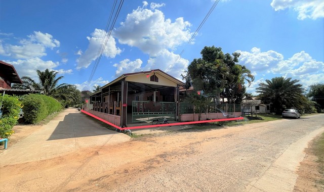 รายละเอียดเพิ่มเติมCode ID : PKK02-14697ราคาขาย        2,820,000 บาท- ขนาดพื้นที่ :   395 ตร.ว (3 งาน / 95 ตร.ว)- พื้นที่ใช้สอย :    233.75 ตร.ม- จำนวนห้อง :   3 ห้องนอน 1 ห้องน้ำ- จอดรถ :     1-2 คัน- บ้านเดี่ยว :      1 ชั้น- บ้านเดี่ยวหันทางทิศ :- อายุอาคาร :   10 ปีพิกัดทรัพย์ :     https://maps.app.goo.gl/Ms3H3BVuJTLaA6QE6สถานที่ใกล้เคียง- ใกล้โรงเรียนบ้านโนนแสนสุข - ใกล้โรงเรียนกันทรลักษ์วิทยาคม- ใกล้วัดโนนสะอาด- ใกล้โรงเรียนบ้านสังเม็กสอบถามเพิ่มเ