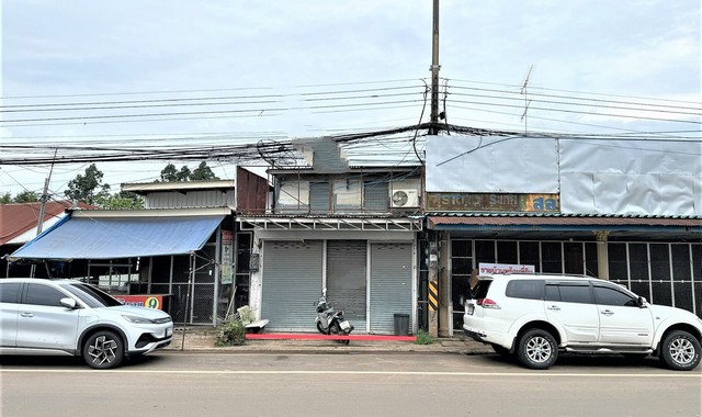 รายละเอียดเพิ่มเติมCode ID : PKK02-08945ราคาขาย        3,284,000 บาท- ขนาดพื้นที่ :   94.10 ตร.ว- พื้นที่ใช้สอย :    90 ตร.ม- จำนวนห้อง :   1 ห้องนอน 1 ห้องน้ำ- จอดรถ :     1-2 คัน- บ้านครึ่งตึกครึ่งไม้ : 2 ชั้น- บ้านครึ่งตึกครึ่งไม้หันทางทิศ :- อายุอาคาร :   21 ปีพิกัดทรัพย์ :     https://maps.app.goo.gl/NLY7e95z7x3HEwUg6สถานที่ใกล้เคียง- ใกล้มินิบิ๊กซี สาขากันทรลักษ์ - ใกล้โลตัส กันทรลักษ์- ใกล้โรงพยาบาลกันทรลักษ์- ใกล้ตลาดสดกันทรลักษ์สอบถา�