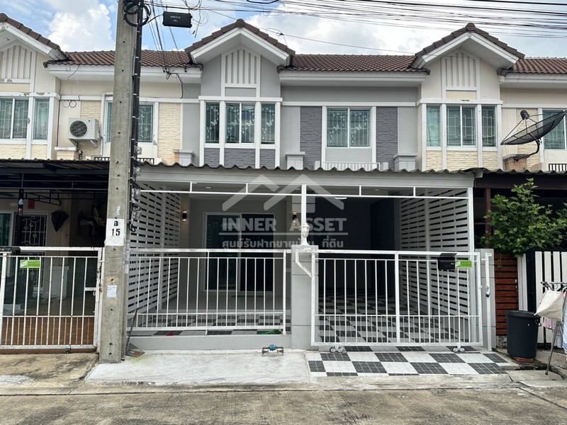 ทาวน์เฮ้าส์ พฤกษา วิลล์ 33 ปิ่นเกล้า -วงแหวน (ซอย วัดส้มเกลี้ยง ถนนอัจฉริยะพัฒนา)พื้นที่ 21.6 ตรว. 3 ห้องนอน 2 ห้องน้ำ1 ห้องครัว 1 ที่จอดรถ  ต่อเติมครัว หลังคาที่จอดรถ *รีโนเวทใหม่ทั้งหลัง  ราคา 2,390,000 บาท สถานที่สำคัญใกล้เคียง ตลาดลุงออมวัดใหม่ผดุงเขตTesco Lotus Express Mini Big C Plus Mall บางใหญ่ The Salaya Mall Central Westgate The Walk ราชพฤกษ์ ที่ตั้ง https://maps.app.goo.gl/NYPTcoZZAoF1MebS7?g_st=icซอยวัดส้มเกลี้ยง ถนนอัจฉริยะพัฒนา ต.ศาลากลาง อ.บ